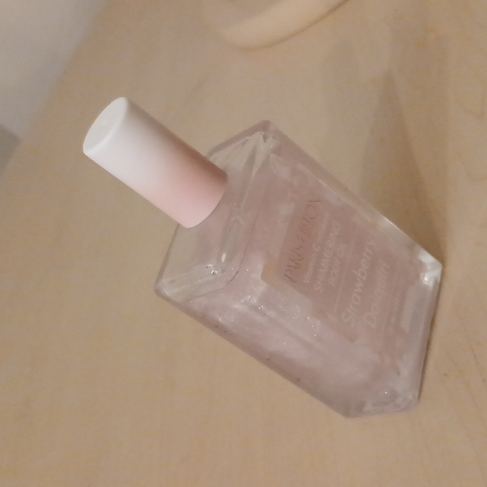 Paris Hilton Vitamin Infused Shimmering Body Oil - Picture 3 of 3